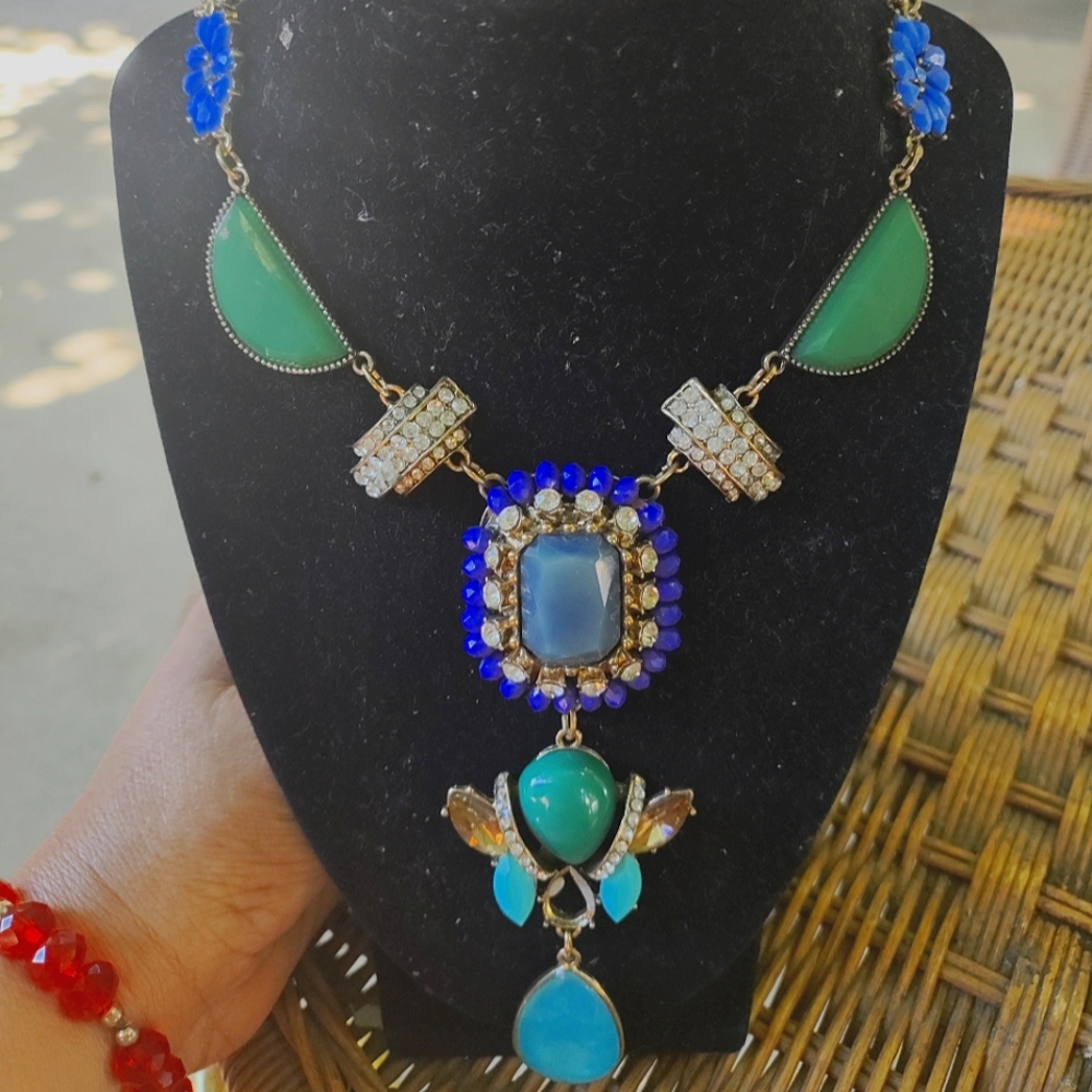 STATEMENT NECKLACE